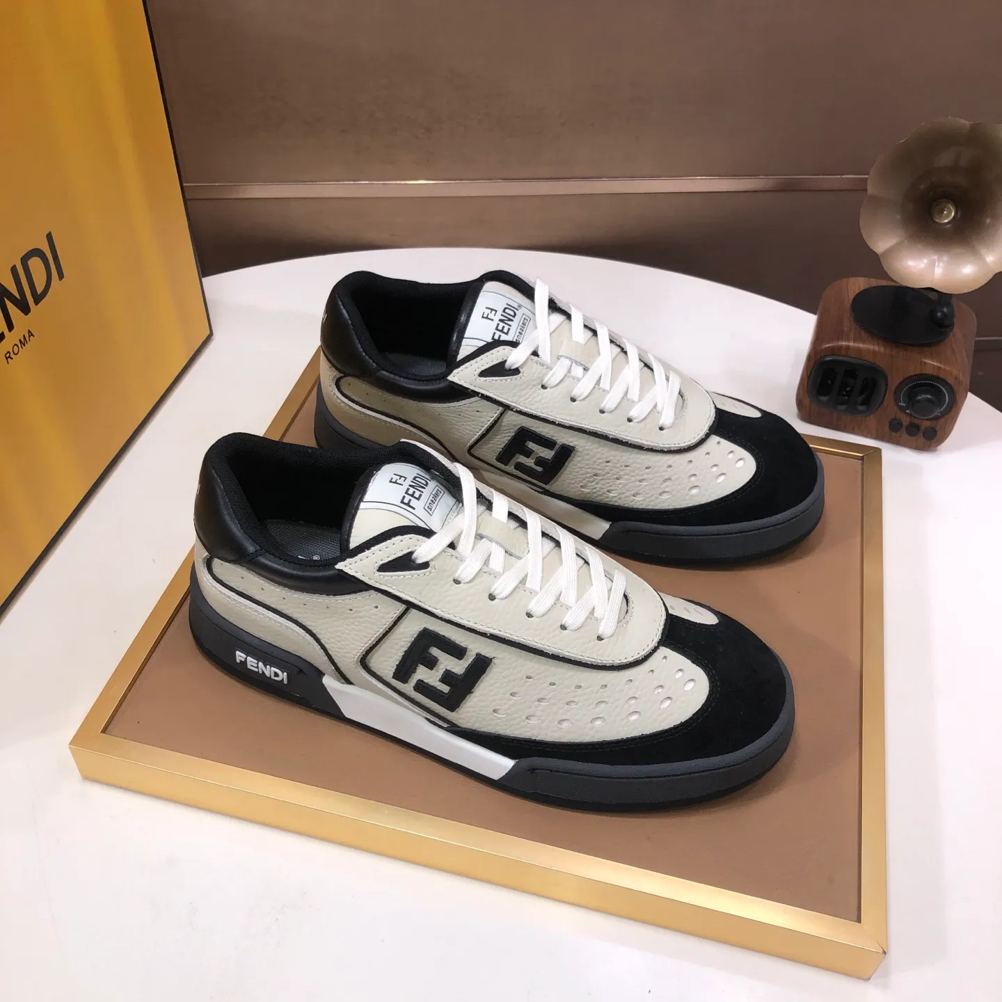 Men's men's shoes 💰600💰 Fendi 2023 latest couple model 🔥 Many 💑 stars have the same style FD match Original one-to-one replica Designer Kim Jones's first sneaker fendi match and Donkey brand Trainer basketball sneakers Material: Original silk leather Lining: Breathable mesh Packaging: Original 1:1 matching high-end packaging Size: Female 35-40 Male 38-44 (45 46. Custom-made (no return or exchange)